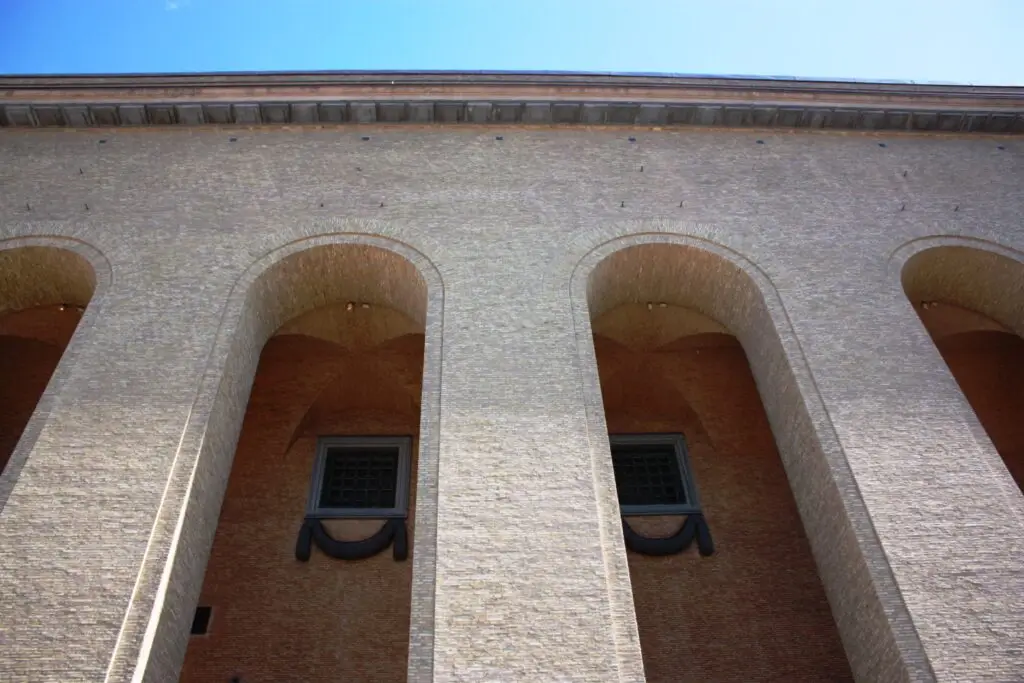 Facade of the Museum of Art in Gothenburg, Sweden, showcasing large arches and detailed brickwork under a clear blue sky